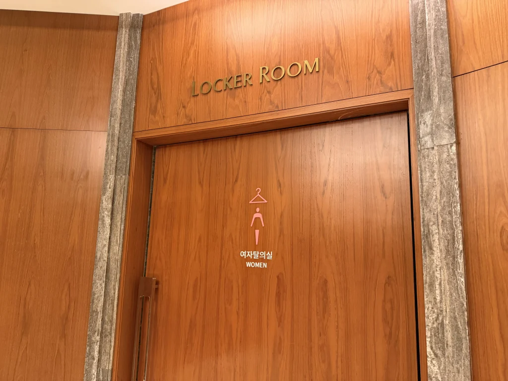 パラダイスシティホテルのプールにある女性用ロッカールーム入口