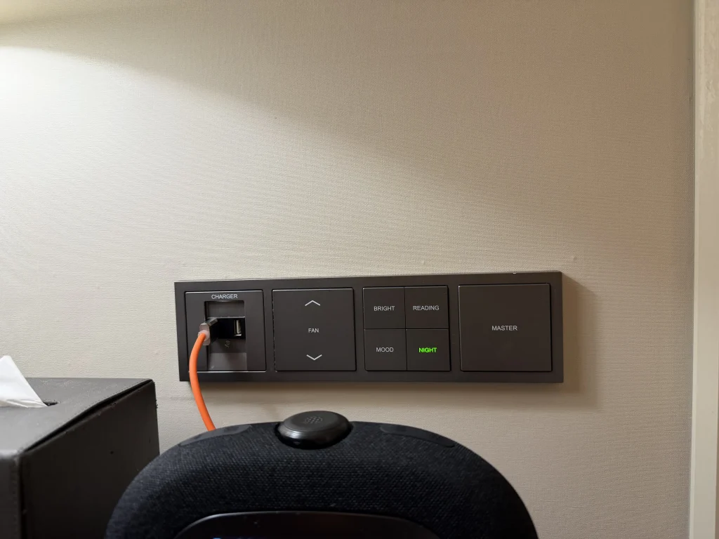 パラダイスシティ仁川のベッドサイドにある照明操作パネルとUSB充電端子
