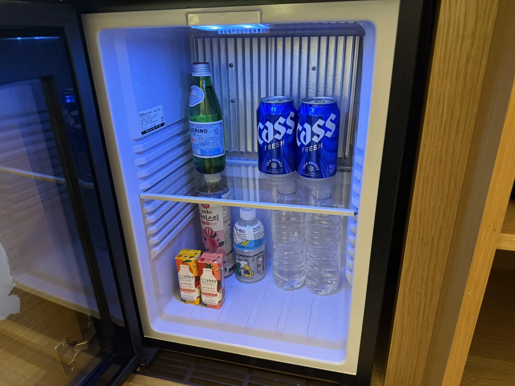 パラダイスシティ仁川のホテル客室にあるドリンク入りミニ冷蔵庫