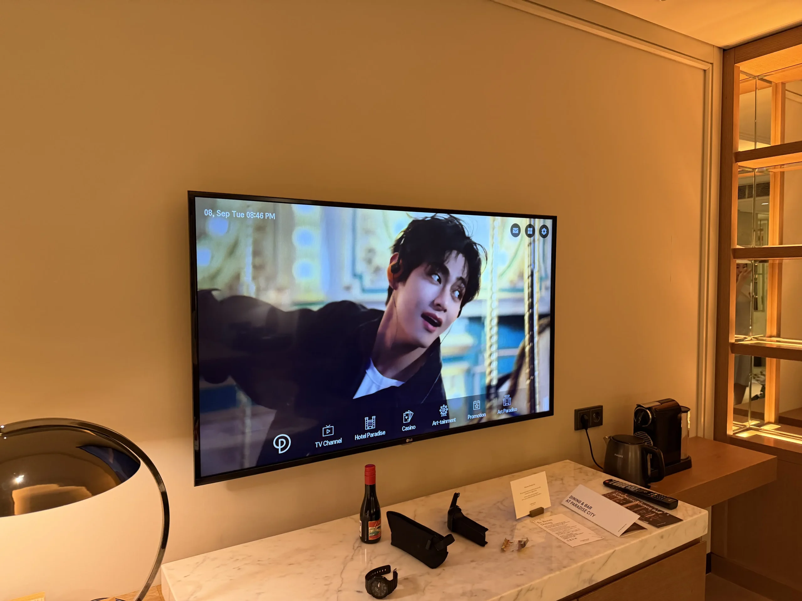 パラダイスシティ仁川の客室テレビに映ったBTSのテテ