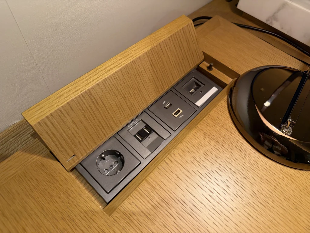 パラダイスシティ仁川の客室デスクに設置されたUSB・HDMI・電源端子