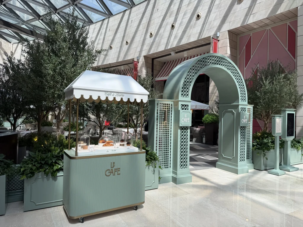パラダイスシティのLE CAFÉ(ル・カフェ)の緑色のアーチが印象的な入口