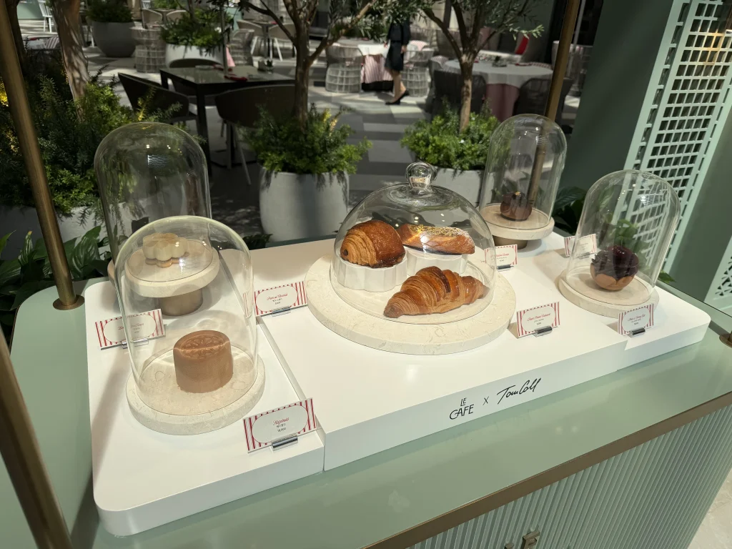 パラダイスシティのLE CAFÉで展示されているクロワッサンや焼き菓子