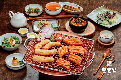パラダイスシティのオバルタンで提供される韓国焼肉と副菜の料理イメージ