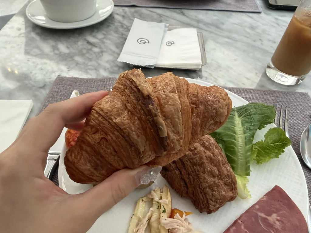 パラダイスシティ「オン・ザ・プレート」の朝食ビュッフェで提供される焼きたて風のクロワッサン