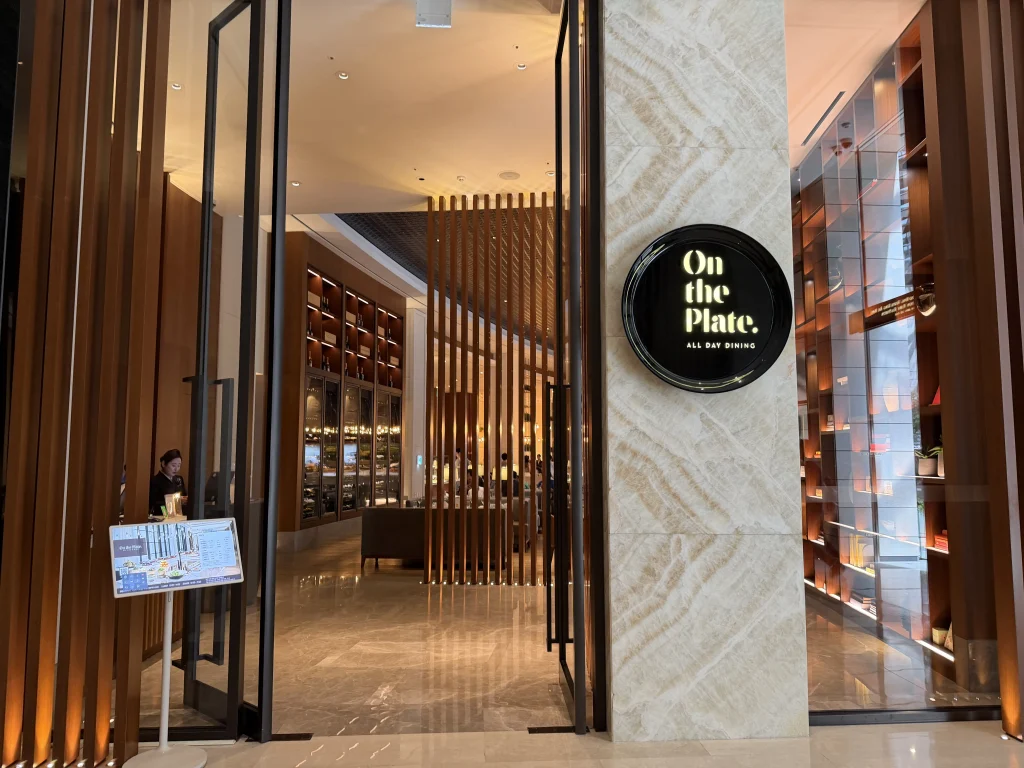 パラダイスシティのオールデイダイニングOn the Plateのレストラン入口