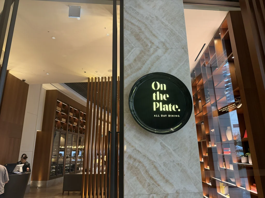 パラダイスシティのレストラン「オン・ザ・プレート」入口にあるALL DAY DININGのロゴサイン