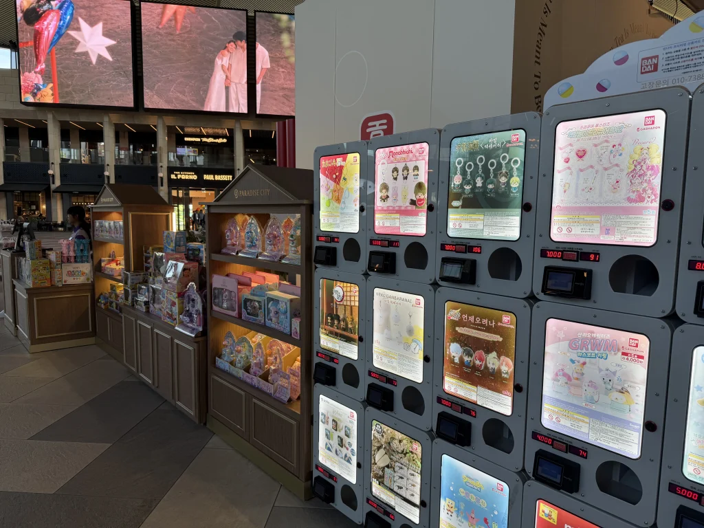 パラダイスシティPLAZAに並ぶキャラクター系ガチャガチャとカプセルトイ自販機
