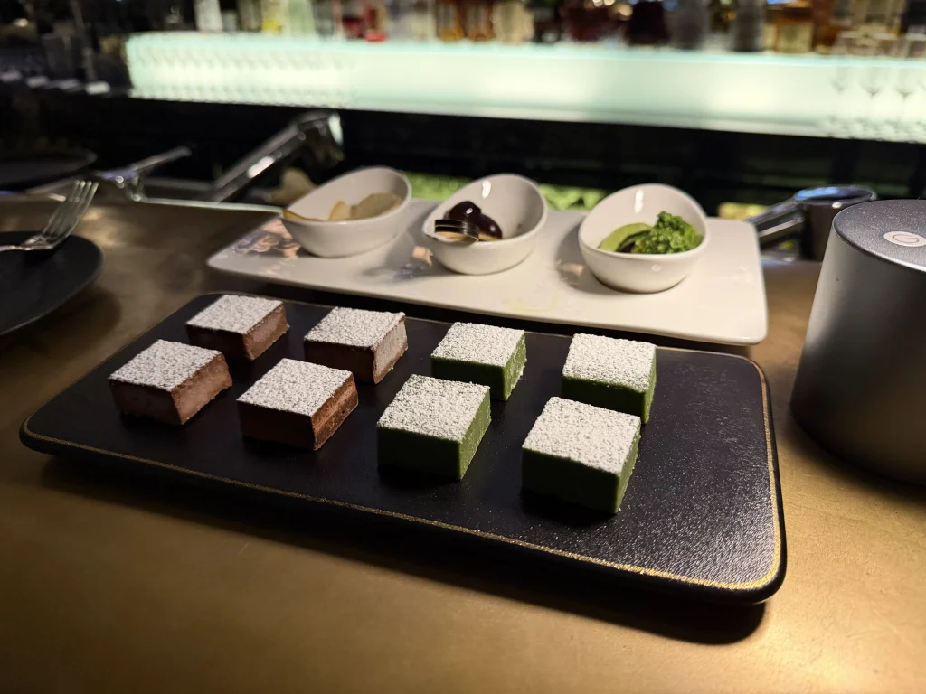 パラダイスシティRUBIKで提供された抹茶味とプレーンの生チョコレート