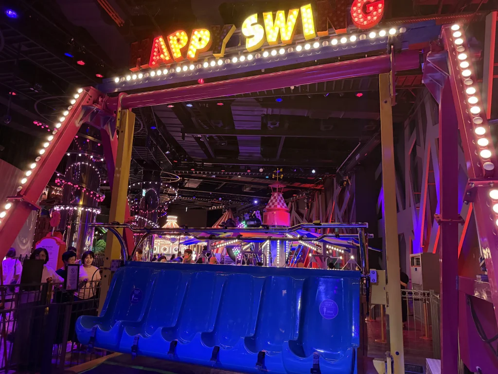 パラダイスシティ・ワンダーボックスのHAPPY SWINGと電飾看板を正面から見た様子