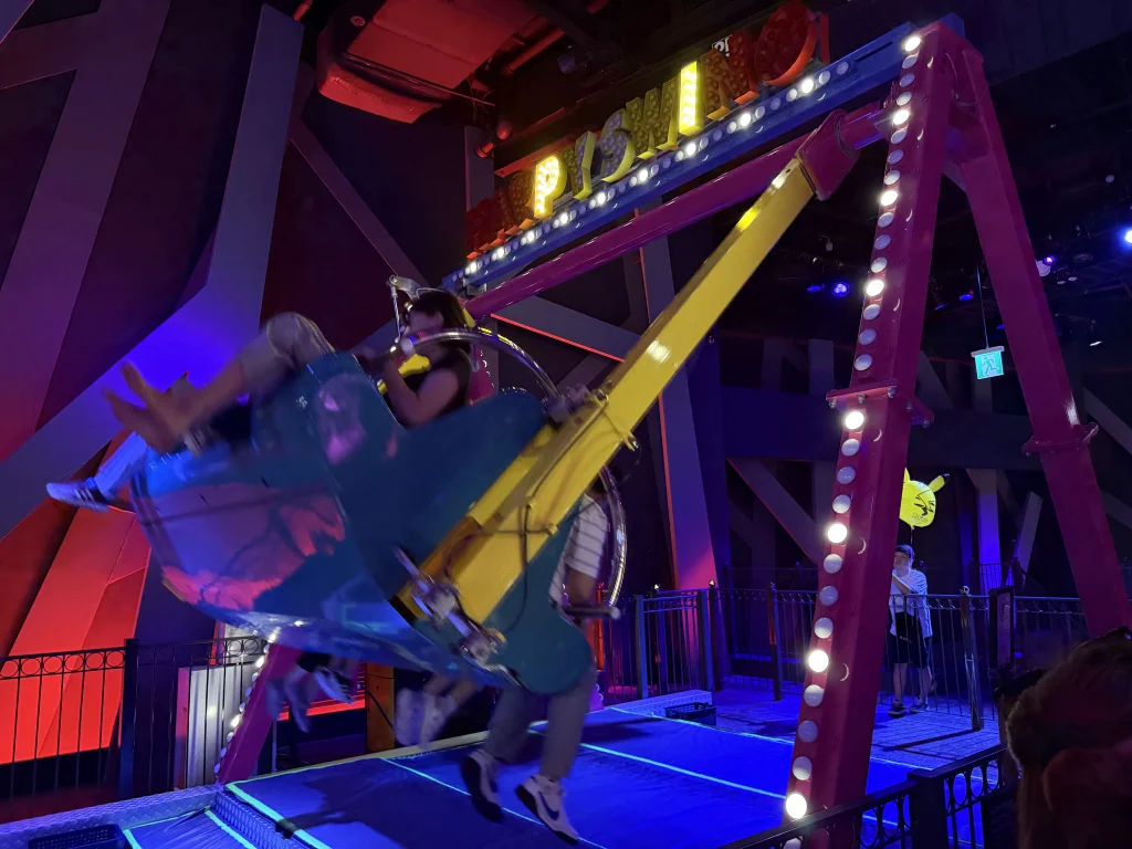 パラダイスシティ・ワンダーボックスのHAPPY SWINGが大きく揺れる様子