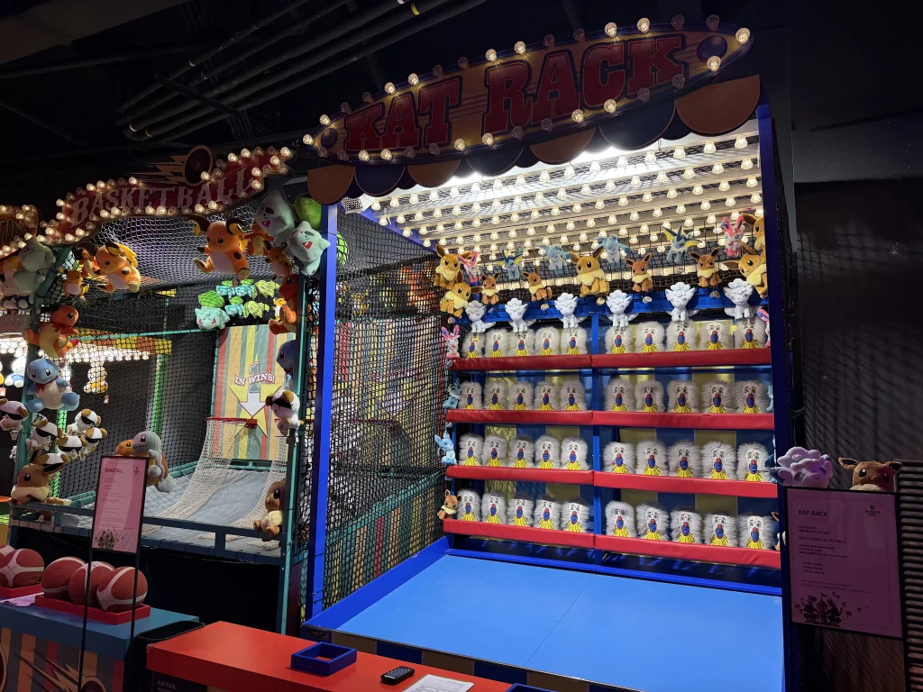 パラダイスシティ・ワンダーボックスのカーニバルゲーム「KAT RACK」とぬいぐるみ景品