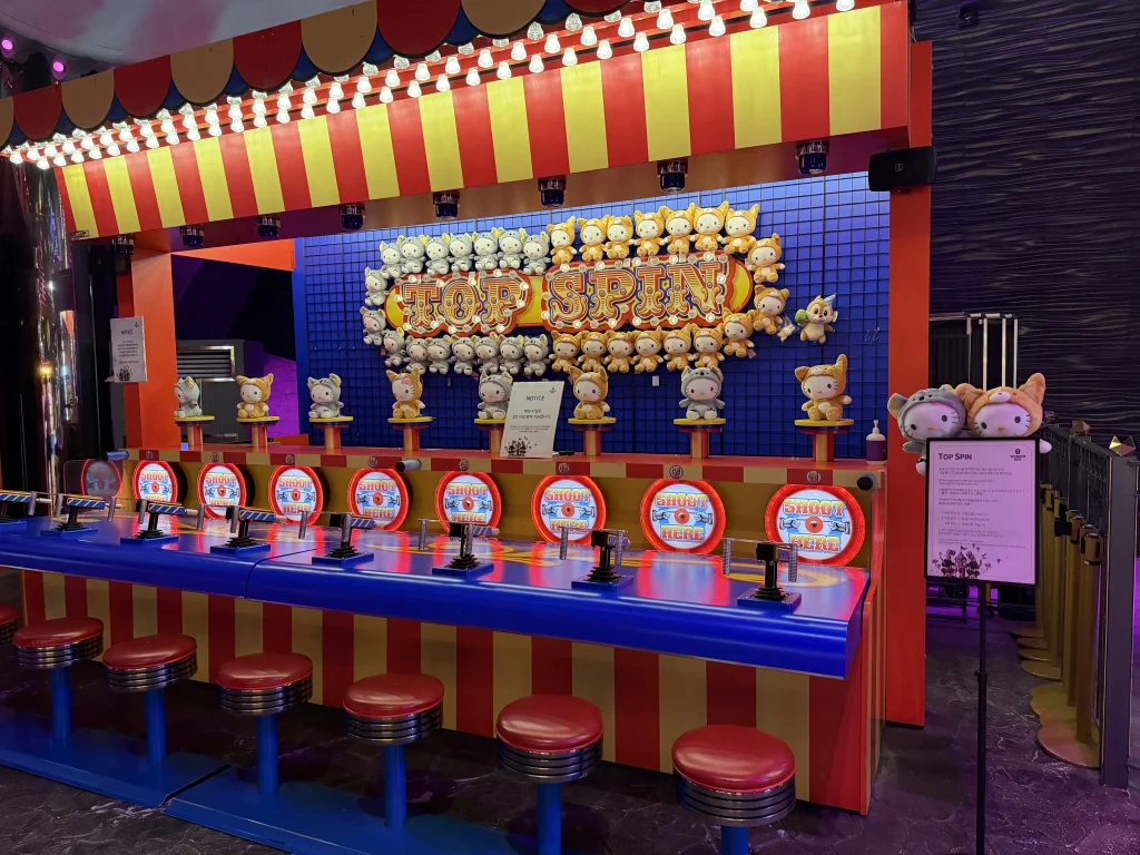パラダイスシティ・ワンダーボックスのカーニバルゲーム「TOP SPIN」とぬいぐるみ景品