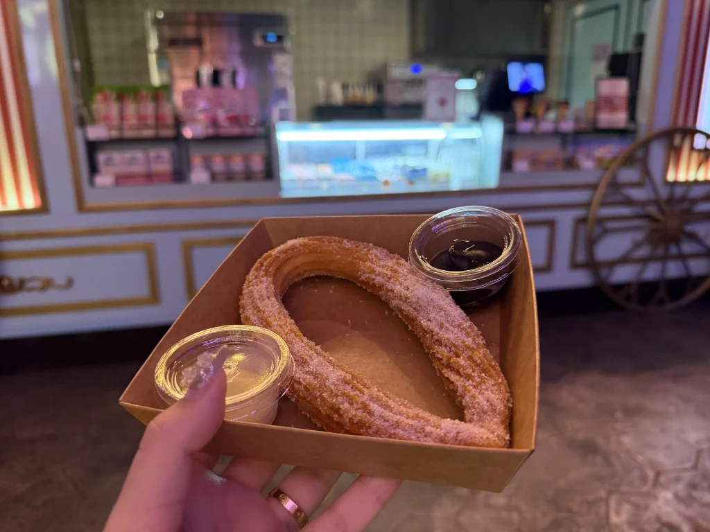ワンダーボックスのWONDER CAFÉで購入した揚げたてのチュロスとディップソース