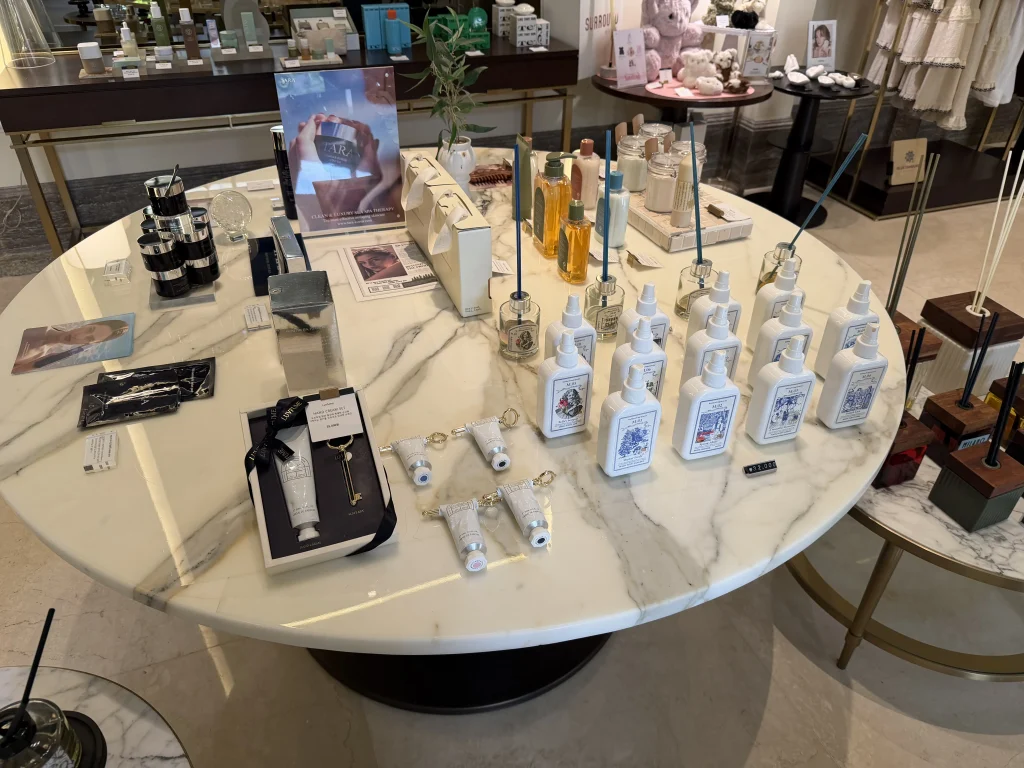 パラダイスシティのPARADISE BOUTIQUEに並ぶハンドクリームやフレグランスなどの美容雑貨