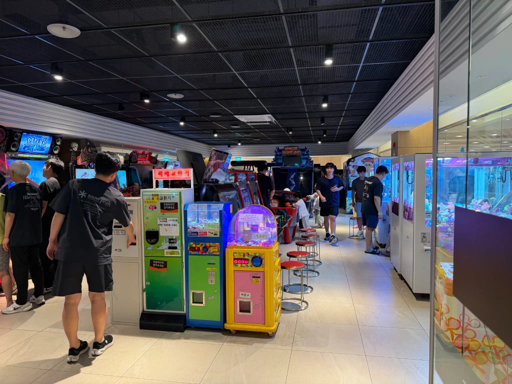 ソルビーチ三陟のゲームゾーンに並ぶクレーンゲームやアーケードゲーム機
