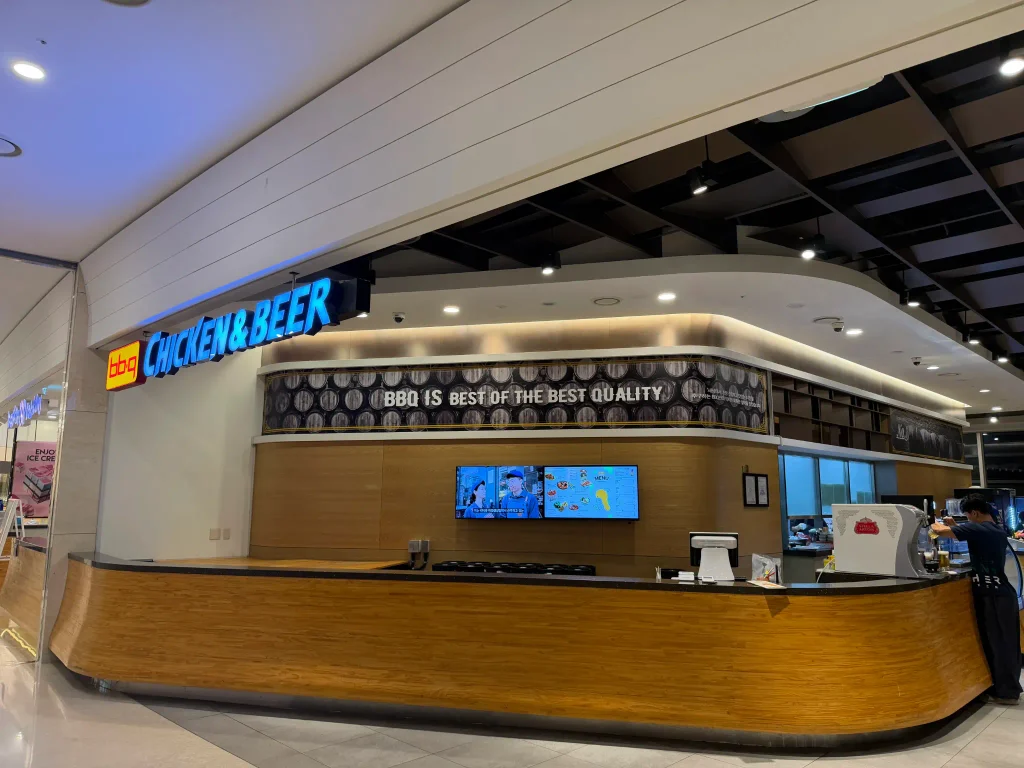 ソルビーチ三陟の館内にあるbb.q CHICKEN & BEERの店舗