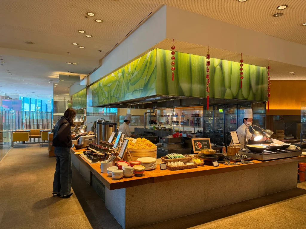 グランドハイアット仁川の朝食ビュッフェにある韓国料理とアジア料理のカウンター