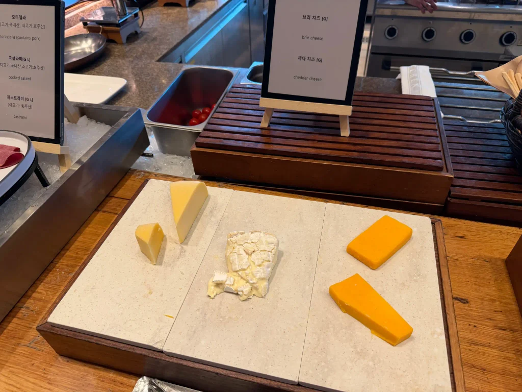 朝食ビュッフェに並ぶブリーチーズとチェダーチーズ