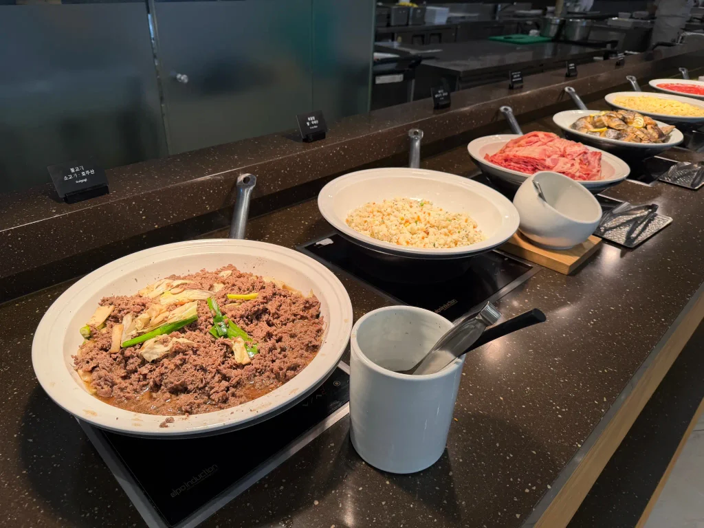 ソルビーチ三陟の朝食に並ぶ牛肉のプルコギと野菜入りチャーハン