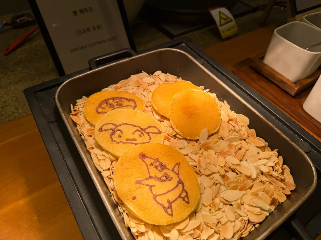 キャラクターの顔が描かれたかわいいミニパンケーキ