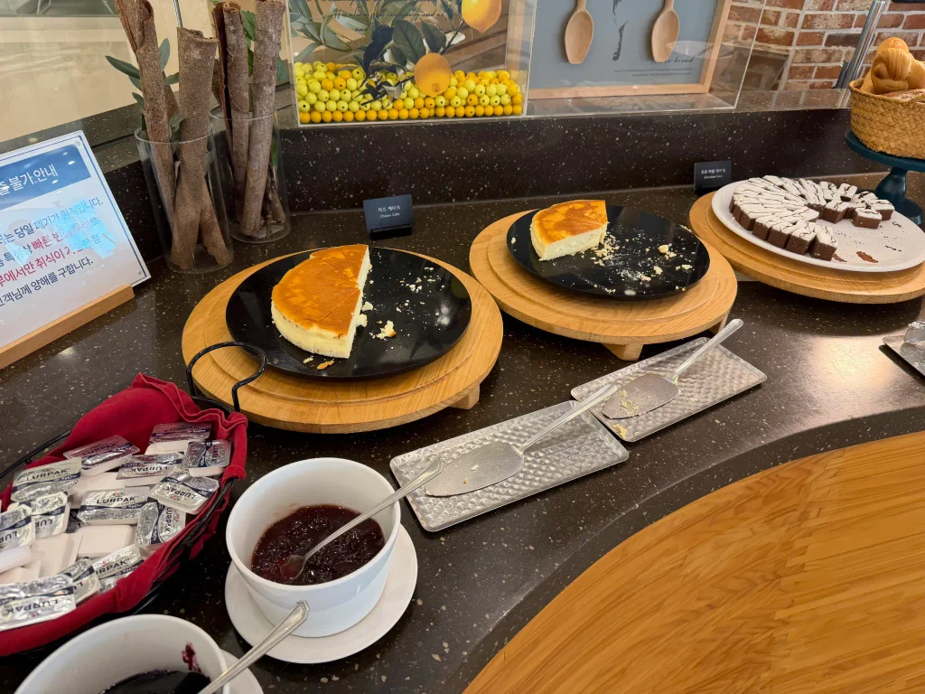 ソルビーチ三陟の朝食ビュッフェに並ぶチーズケーキとチョコレートケーキ