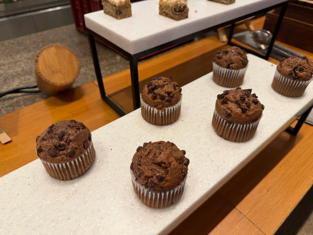 チョコチップがのった朝食ビュッフェのチョコレートマフィン