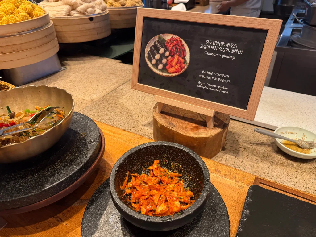グランドハイアット仁川の忠武キンパと赤い味付けのイカ料理