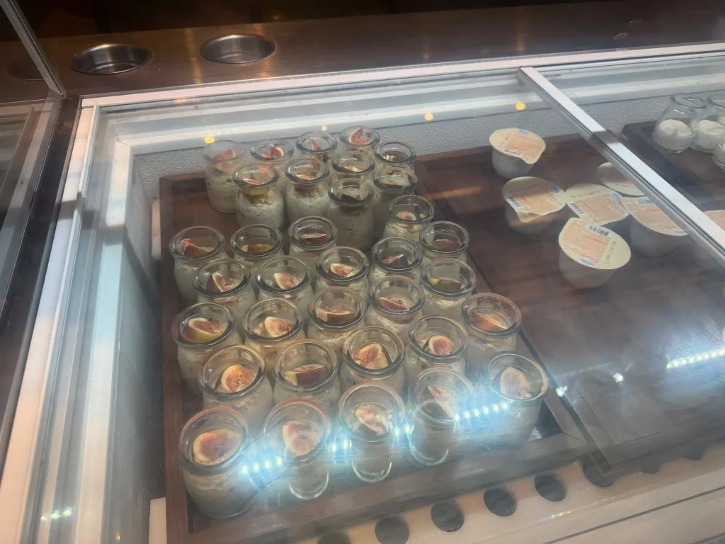 いちじくをのせた小瓶入りヨーグルトが並ぶ冷蔵ショーケース