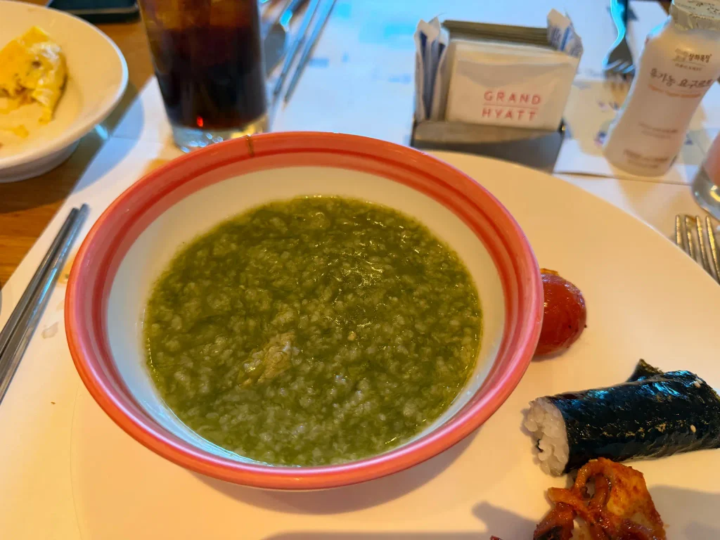 海藻のお粥と忠武キンパ、イカの和え物を取り分けた朝食