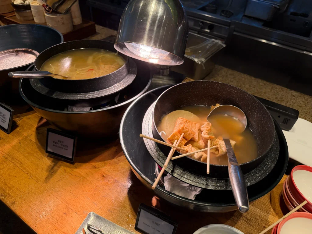 朝食ビュッフェに並ぶ韓国おでんと温かいスープ