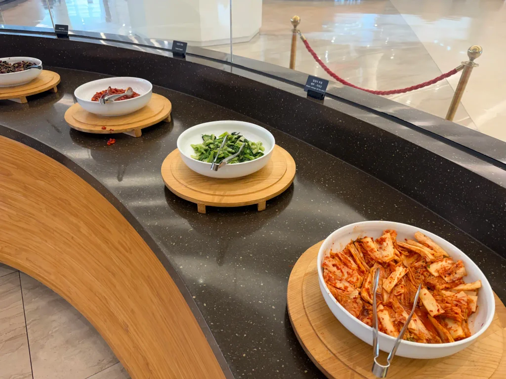 ソルビーチ三陟の朝食ビュッフェに並ぶ白菜キムチと韓国のおかず