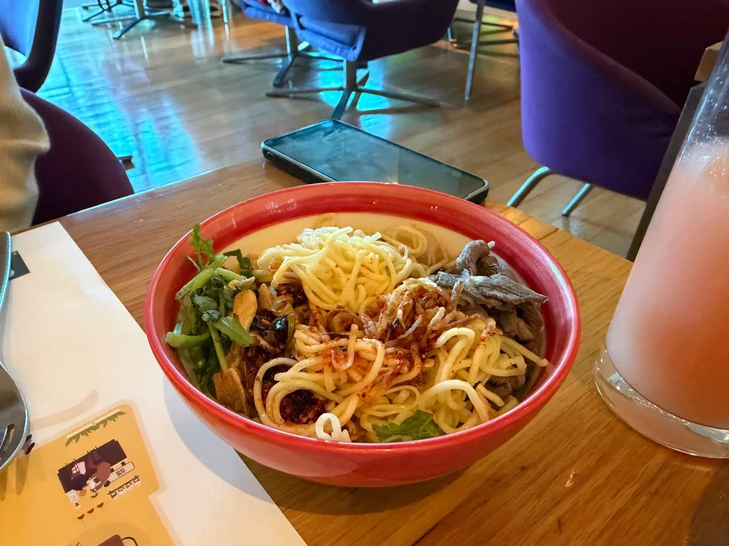 肉と野菜、トッピングが入った朝食ビュッフェの麺料理