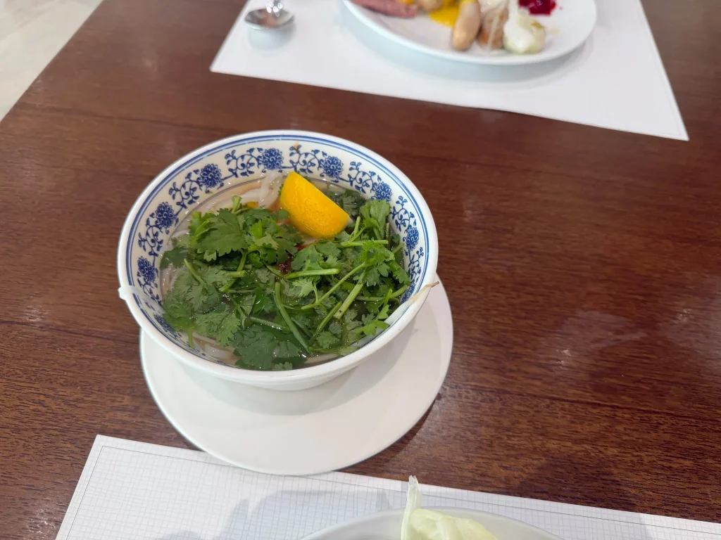 ソルビーチ三陟の朝食で食べた香草とレモンを添えたスープ入り麺料理