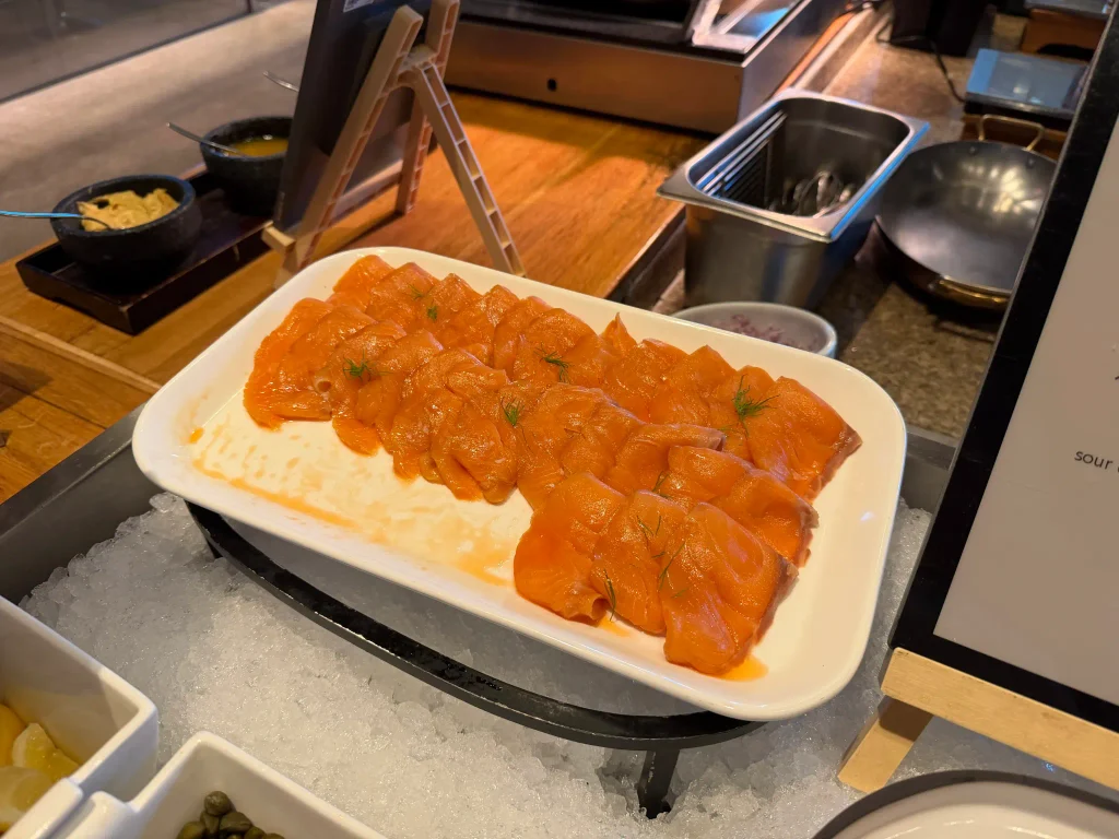 グランドハイアット仁川の朝食ビュッフェに並ぶスモークサーモン
