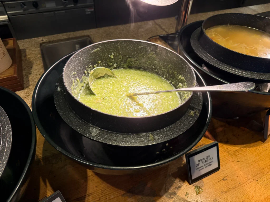 グランドハイアット仁川の朝食に並ぶ海藻と牡蠣のお粥