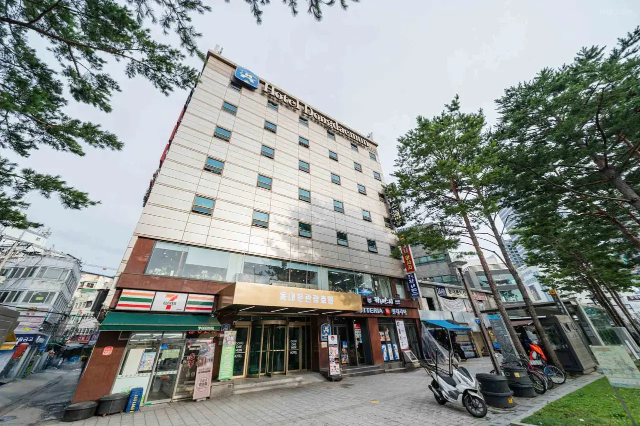 韓国ソウル・東大門にある東大門観光ホテルの外観。ホテルの入口と1階のセブンイレブン、建物周辺の街並みが見える様子。