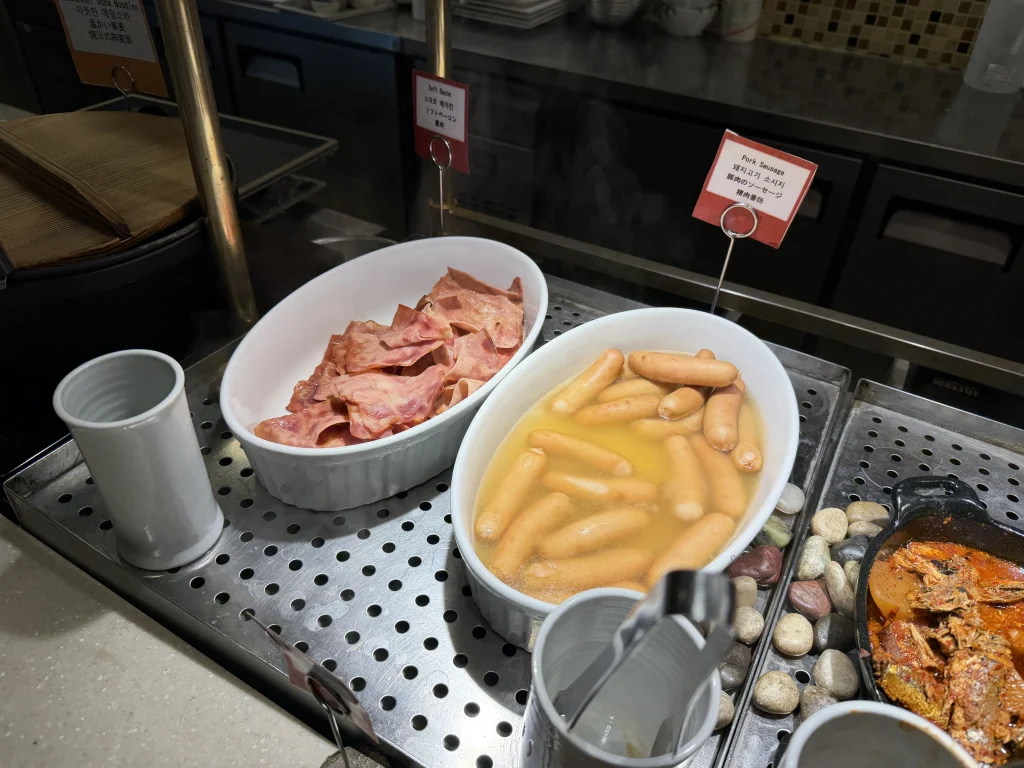 ドーミーインソウル江南の朝食ビュッフェに並ぶベーコンやソーセージなどの温かい料理
