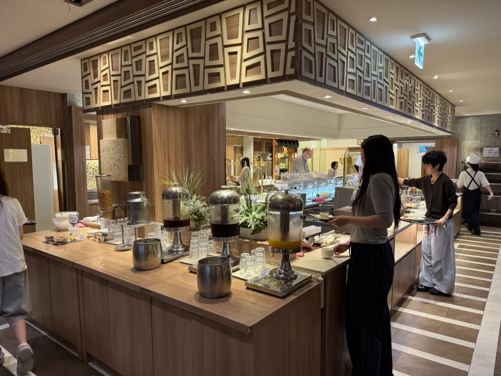 ドーミーインソウル江南の朝食ビュッフェ会場に並ぶ料理