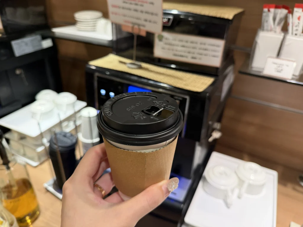 ドーミーイン江南の朝食会場のコーヒーマシンとテイクアウト用コーヒーカップ