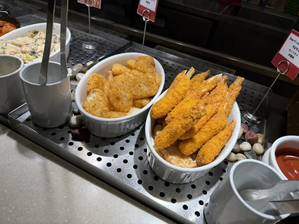 ドーミーインソウル江南の朝食ビュッフェに並ぶ揚げ物やポテト料理