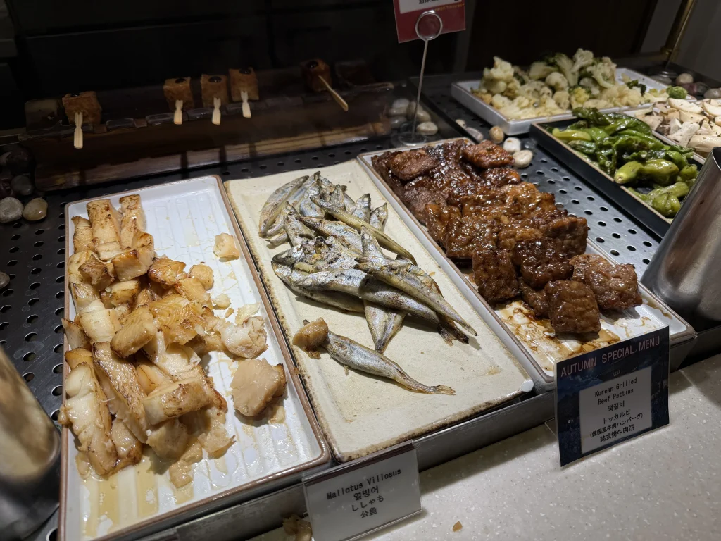 ドーミーイン江南の朝食ビュッフェで提供される焼き魚と韓国風牛肉料理