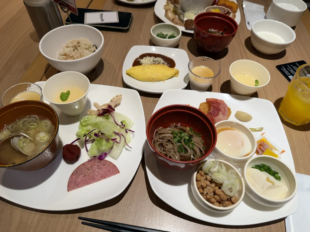ドーミーインソウル江南の朝食で盛り付けた和食中心のビュッフェ料理