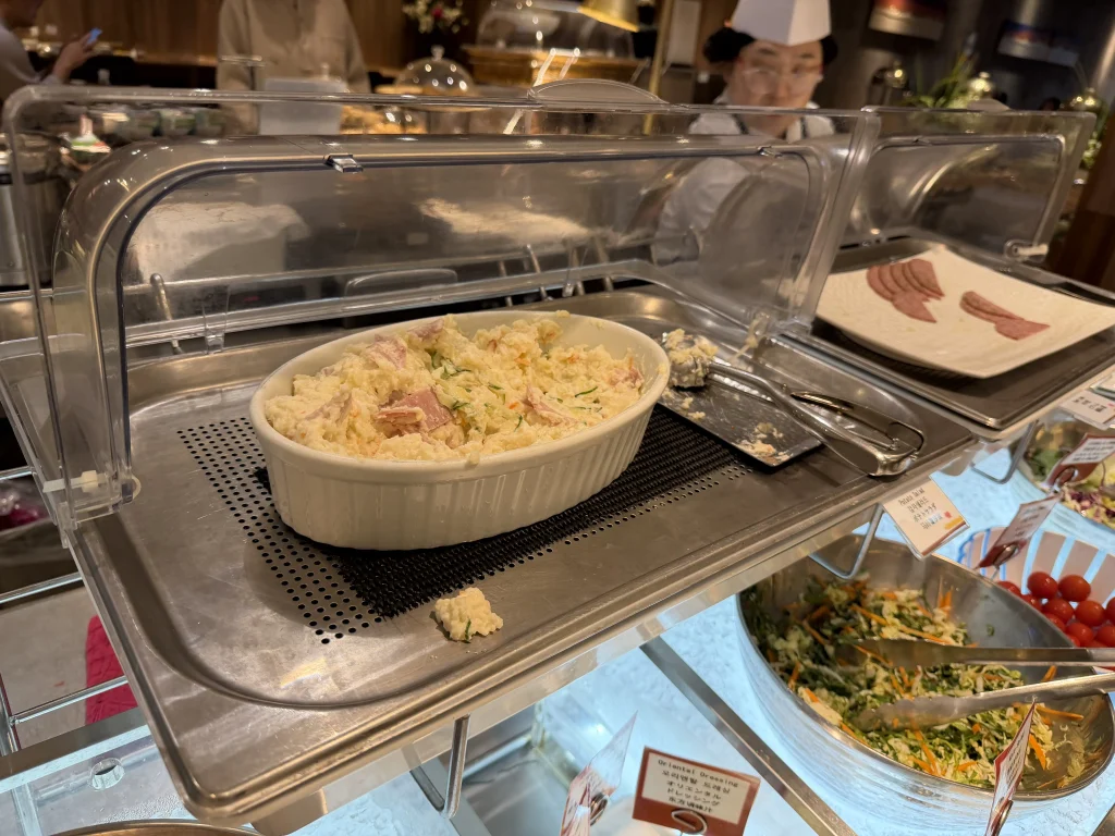 ドーミーインソウル江南の朝食ビュッフェに並ぶポテトサラダやハムなどの料理