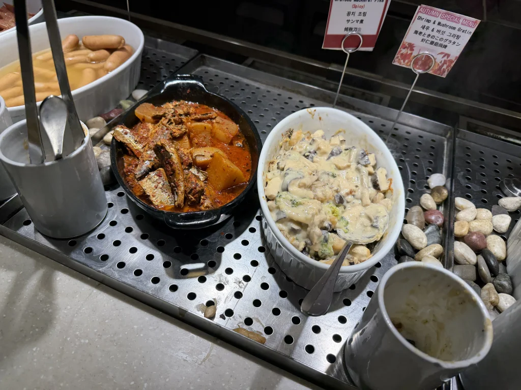 ドーミーインソウル江南の朝食ビュッフェに並ぶ魚やきのこを使ったグラタン風の料理