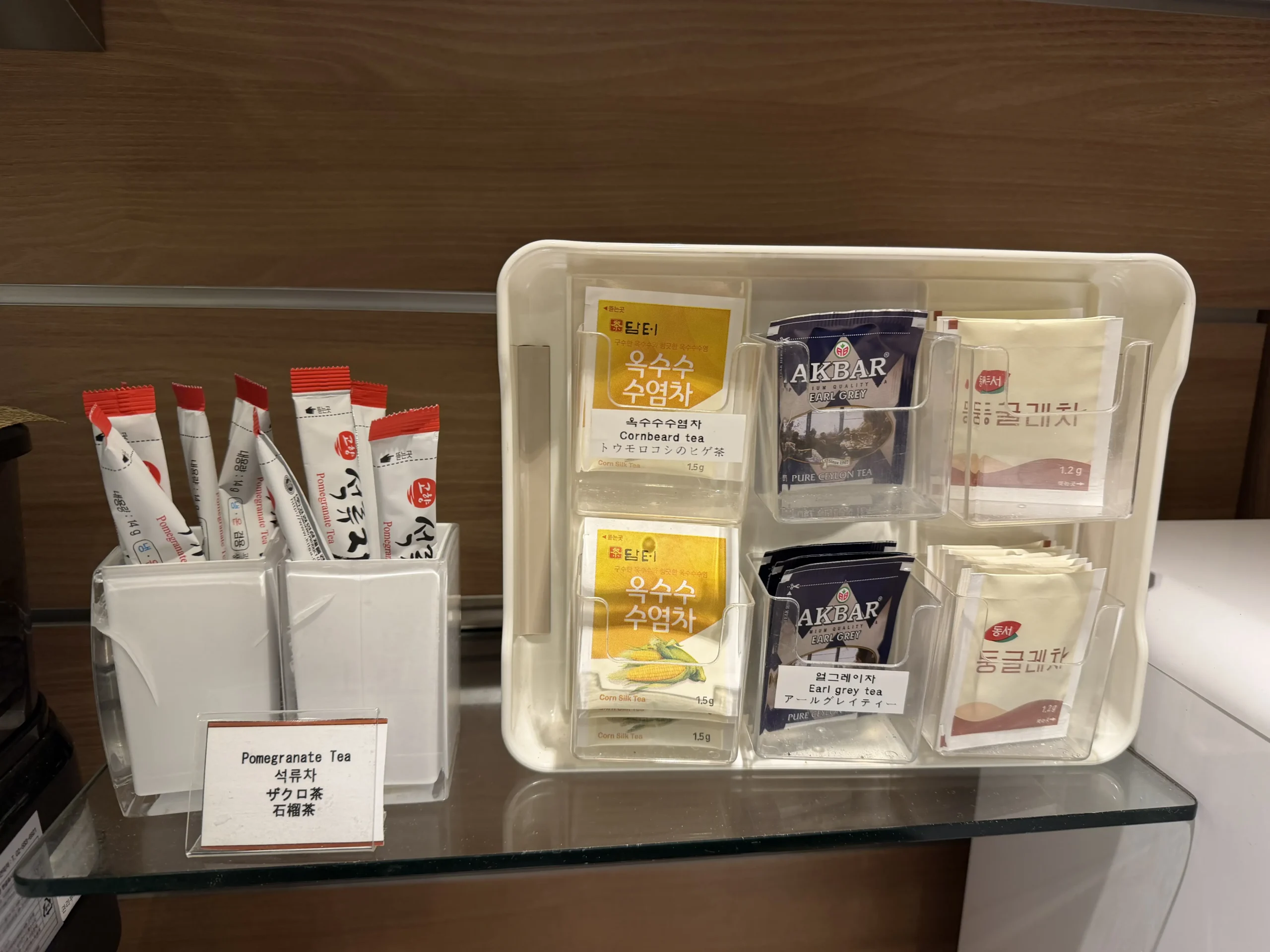 ドーミーインソウル江南の朝食会場に用意された紅茶のティーバッグ