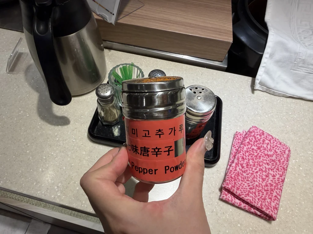 ドーミーインソウル江南の夜鳴きそばコーナーに置かれた七味唐辛子