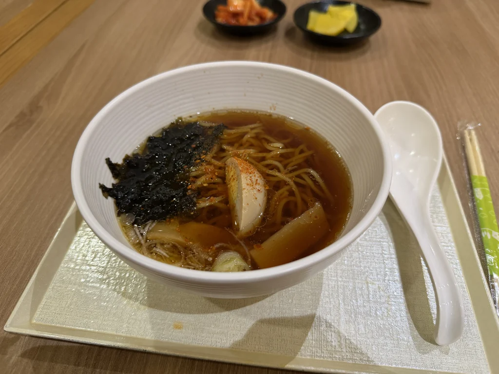 ドーミーインソウル江南で無料提供される醤油ラーメンの夜鳴きそば