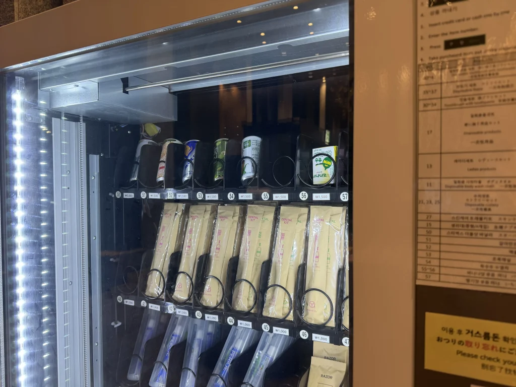 ドーミーインソウル江南の館内に設置された使い捨てアメニティ販売機