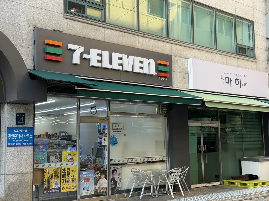 ドーミーインソウル江南のホテル裏側にあるセブンイレブン